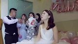 新娘：屁股扭起来，真的是活生生的一对冤家，网友：扭得不错！