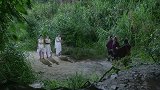荒山野岭的，正事不办，给我这尬舞！