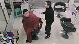 理发店发生的一幕令人哭笑不得，暴躁老哥在线剃头，理发师距离失