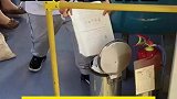 小朋友公交车上写作业，橡皮屑小心倒进垃圾桶