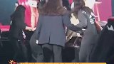黄明昊踩空摔下舞台，还安慰粉丝不要担心，太暖心了以后一定要小心，salute娱乐播报台