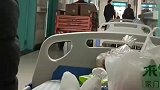 第一次看见三轮车在医院里面跑