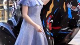 三里屯街拍：小姐姐露肩晚礼服白天穿照样吸睛无数路人回头看