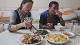 老汉钓鱼不佳，中午老妈煮腊猪耳朵都不想吃，钓鱼不顺吃饭没胃口