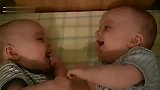 [搞笑]双胞胎男婴在笑对方