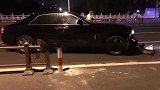 劳斯莱斯和电瓶车相撞车头损毁严重 车主：下午刚保养晚上就拖车