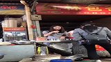 刚谈了一个礼拜的女朋友，她说今天要帮妈妈摆摊，我就偷偷跑过去