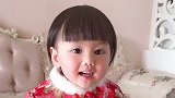 小女孩笑了，真的好可爱呀