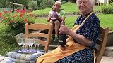 对于96岁的奶奶来说，最幸福的事莫过于一家人在院子里聊着天儿，喝点小酒
