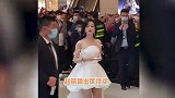赵丽颖出席活动排场大，生图优越大秀美腿，围观人群站满8层楼