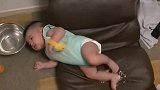 宝宝看电视越看越着迷,结果身子一歪,叭,摔了