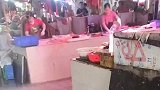 市场上两位大姐打起来了，都是邻居互相体谅下！