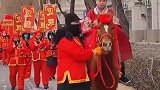 新郎骑马八抬大轿迎娶新娘，凤冠霞帔，十里红