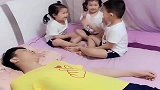 爸爸假装掉下床，看孩子怎么对待自己，结果真是万万没想到！