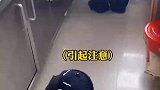 女子偷偷带着儿子回家，妈妈从一脸茫然到哭了出来
