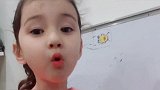 小宝贝在画画呢，真的好可爱呀