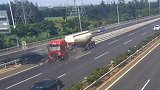 轿车高速上3次强行变道 遭大罐车撞毁致1死2伤