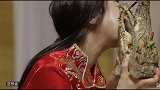 咸素媛不知道怎么吃鳄鱼，公公吃起来却表情陶醉，太逗了