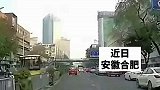 上班高峰期家长把车，停路中央送孩子上学