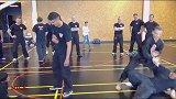马伽术招式简洁，基本都是一招制敌，书内详细描述人体所有痛点，以及在逆境时自我解救办法，适合无基础学习防身术