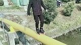 正常都掌握不好平衡，别说穿着溜冰鞋在上面走了呢
