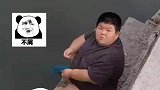 小伙用筷子大小的鱼竿钓鱼秒上钩