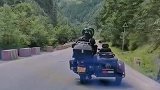318川藏线上遇见的，有多少人见过这种摩托？太拉风了
