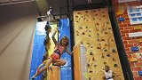 爸爸今天带五胞胎的大姐姐去学攀岩，女儿的表现让他好兴奋