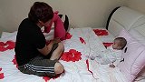爸爸假装被布偶咬住脖子啊啊求救，宝宝见状信以为真，急的发狂