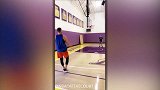 篮球-17年-快被遗忘的帅哥 帕森斯湖人训练馆狂练投篮-专题
