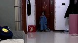 女孩穿上大人衣服上演时装秀
