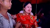 贵州美女出嫁舍不得爸妈，上车前哇哇大哭，这梨花带水的