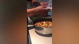 黄渤制作夏日美食，亲自在树下捡杏做杏酱，成品看着都流口水