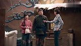 霞光：指导员嫌演员不懂生活，亲自上台指导白毛女，众人看乐了