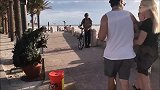 街头恶作剧，伪装成草人吓路人，美女被吓得跳了起来