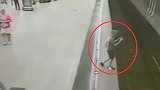 危险！俄9岁男孩走路玩手机太入迷 一脚踩空跌入站台