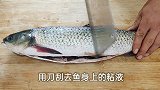 厨师长教你草鱼去骨去刺技巧，2分钟就能学会，鱼肉一根刺都没有