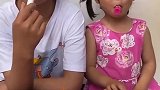 七彩童年：妹妹和姐姐在吃口红糖