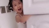 双胞胎姐姐贪玩把手夹柜子里了，妈妈一句话，这委屈的不行了