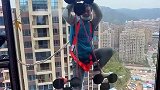 工人高层窗外打胶惹人心疼，扛起了家庭的所有