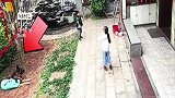 姐弟在家院子里玩球，监控拍到不可思议的一幕