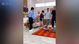 杨迪带迪妈与郭麒麟合影，谁注意迪妈头倾斜的方向？心疼杨迪