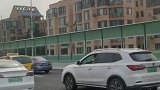 特斯拉撞上了劳斯莱斯，果然高知高收入群体只认豪车
