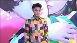 黄子韬晒清晨素颜自拍，摆各种酷炫pose搞笑称自己才20岁
