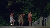 3男生想骗女学生游泳,结果却被反整蛊,套着纸箱街头狂奔太好笑