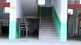 女同学大晴天非要打伞，没想是把杨絮误认成了雪，太有才了