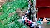 农村最牛运输队，这气势好壮观！