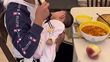 10岁男孩边吃饭边照顾2个月的妹妹，动作娴熟似小大人