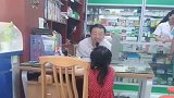 带女儿去看大夫，结果把大夫逗成这样，女儿喜欢我也不能嫁给你