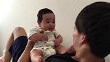 3个月的小宝宝，和爸爸一对眼就笑到停不下来，太好玩了
